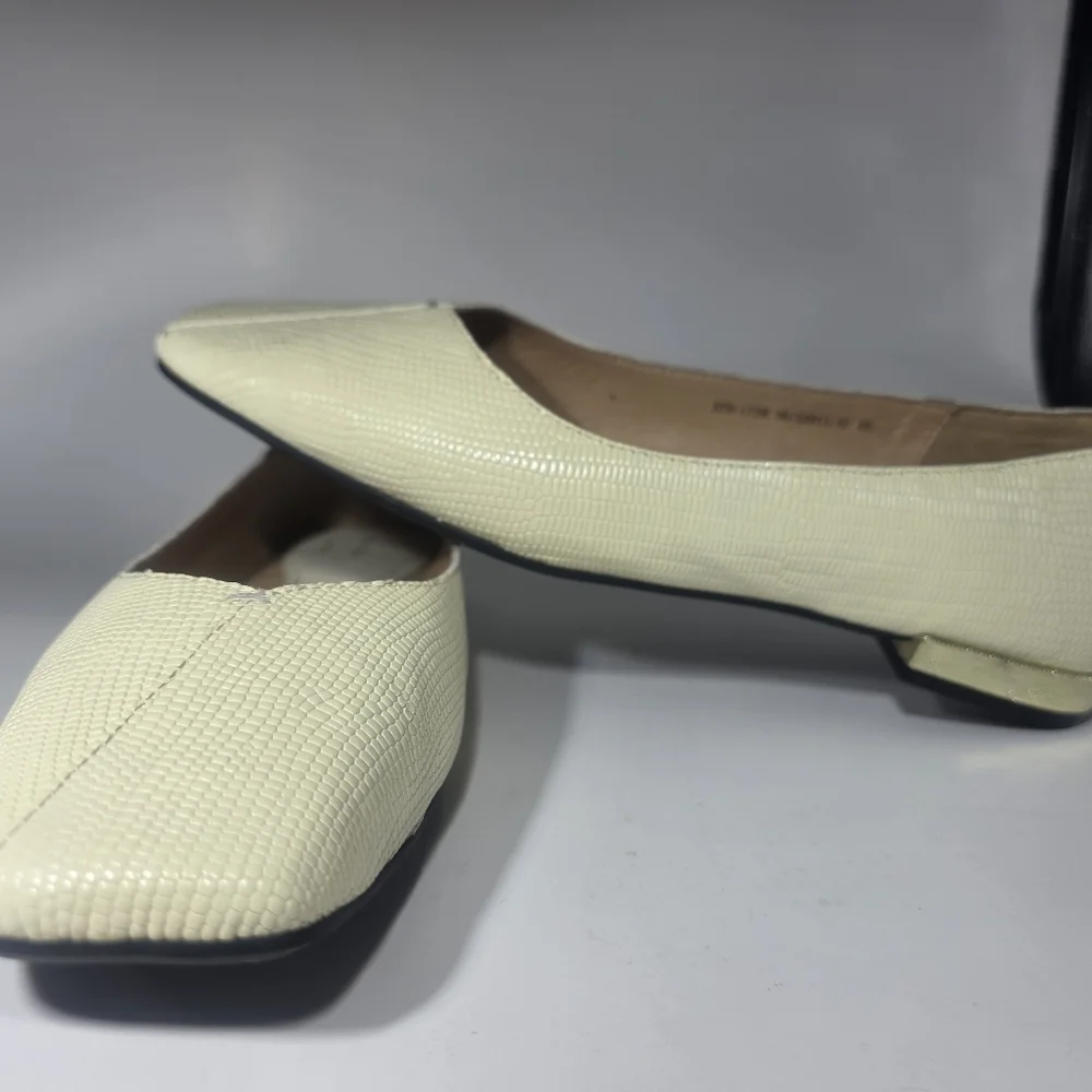 Marie Claire Magic Soft  Leather Women Flat Shoes  Size  36 US 5.5-6
